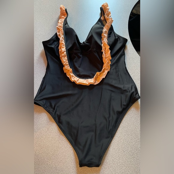Cupshe Black & Peach Ruffled 1pc Swimsuit Size Large - Picture 4 of 13